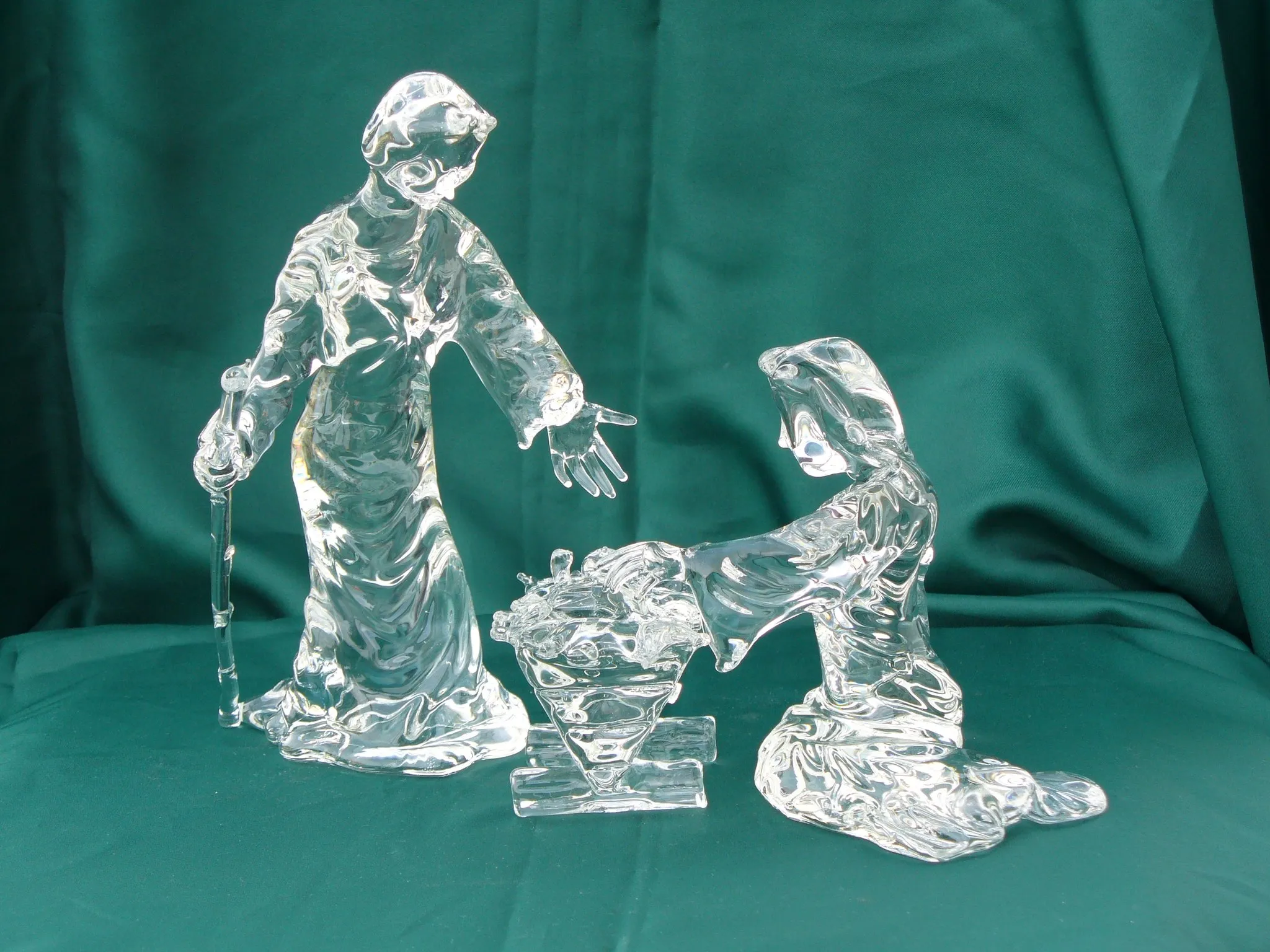 Glass sculpture: Nativity with Joseph and Mary — view 3