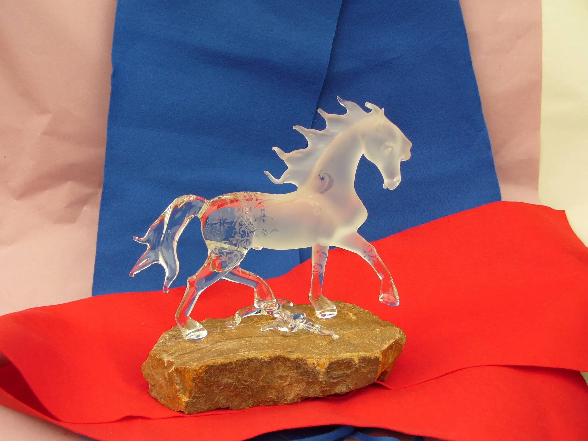 Glass sculpture: Horse on a Rock — view 3