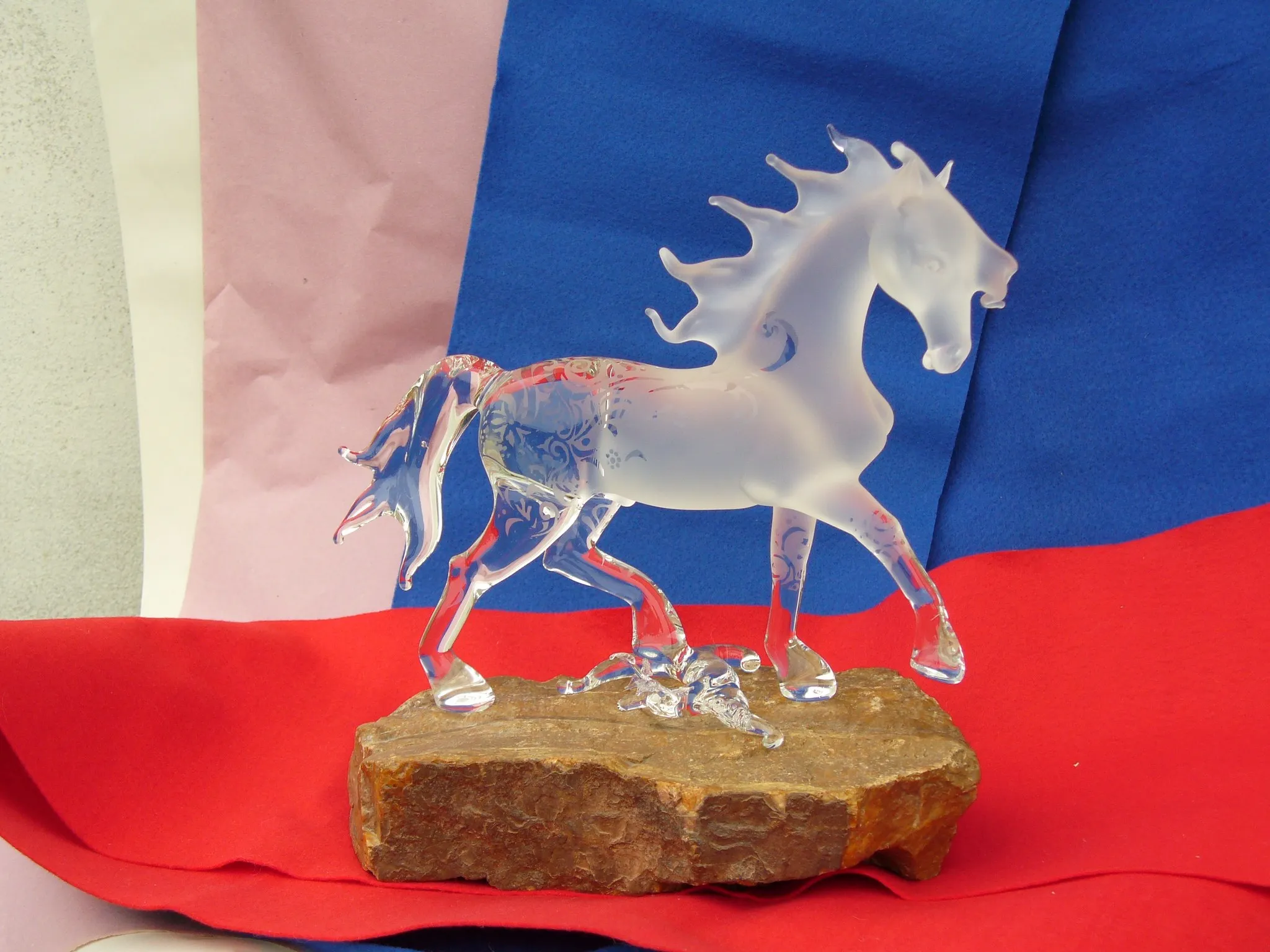 Glass sculpture: Horse on a Rock — view 4