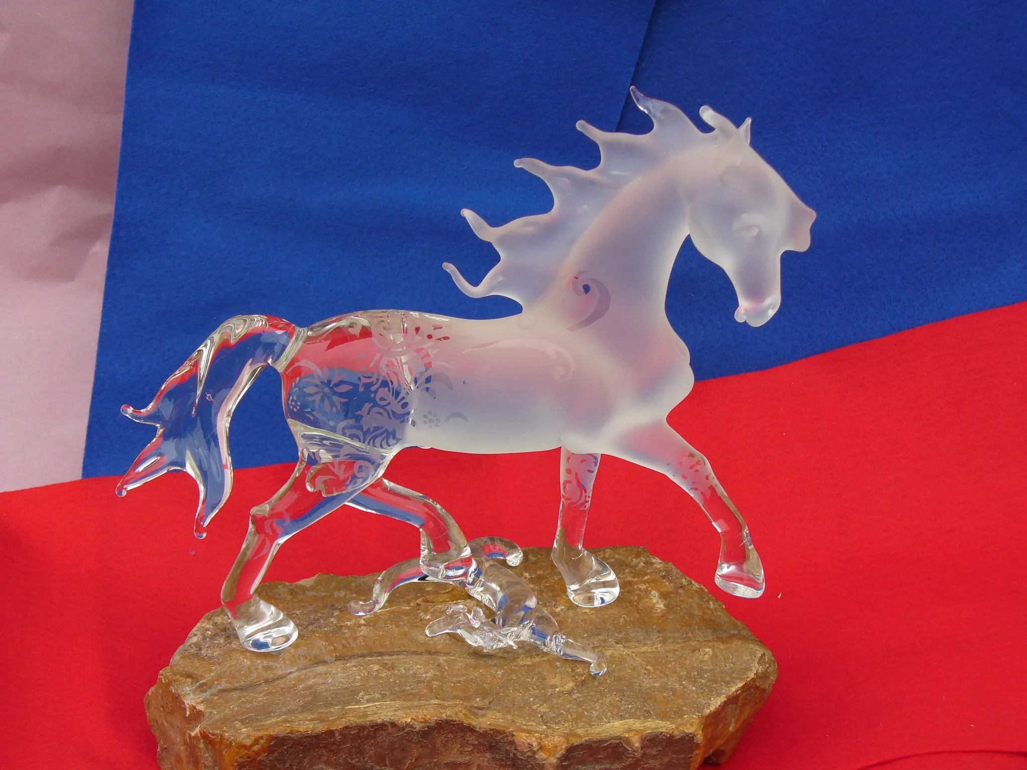 Glass sculpture: Horse on a Rock — view 5