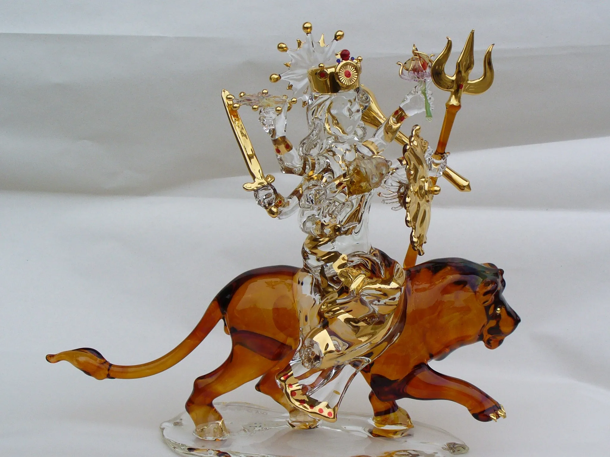 Skleněná plastika: Šrí Durga — pohled 3