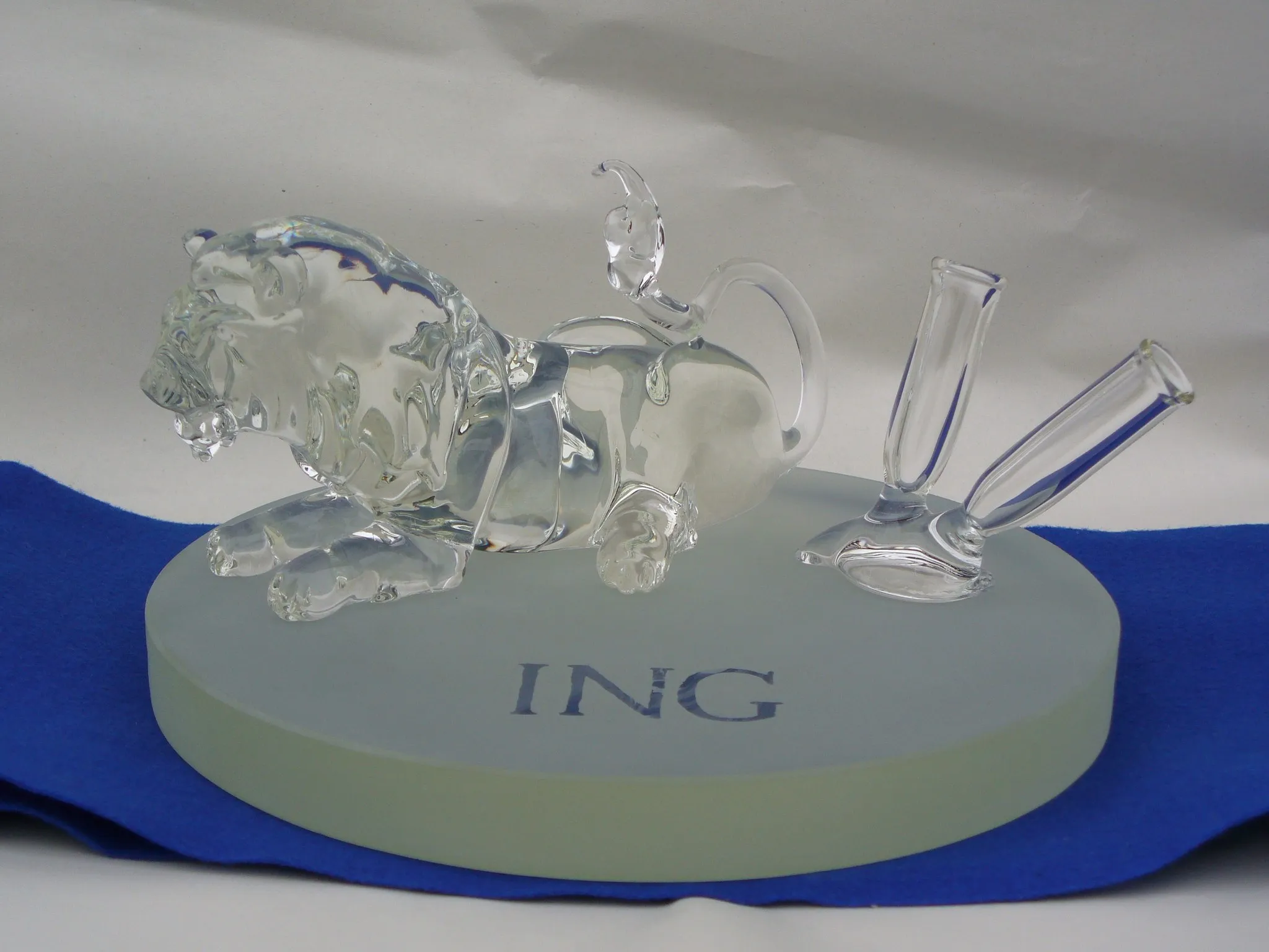 Skleněná plastika: Těžítko ING — pohled 2