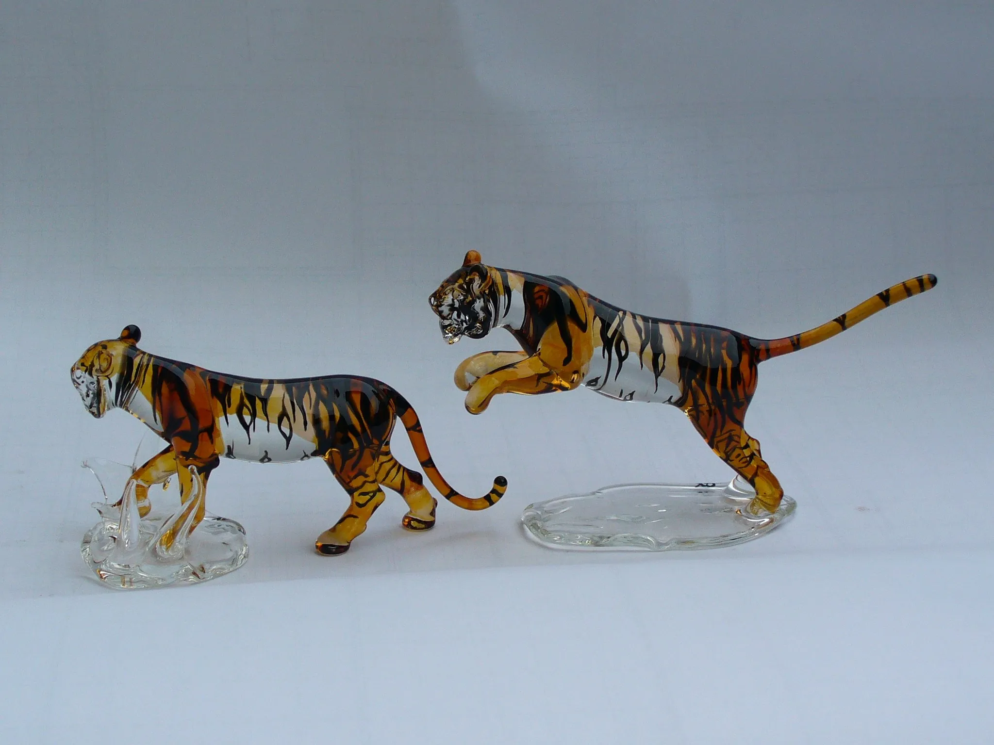 Glass sculpture: Two Tigers — view 4