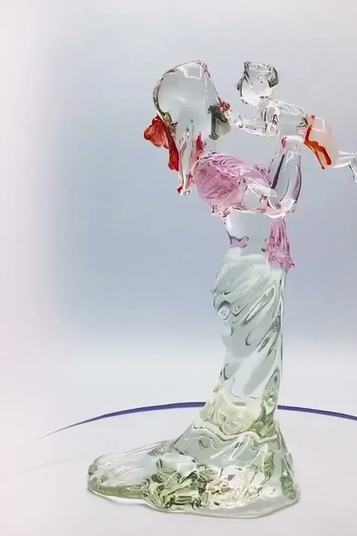 Skleněná plastika: Figura s květy
